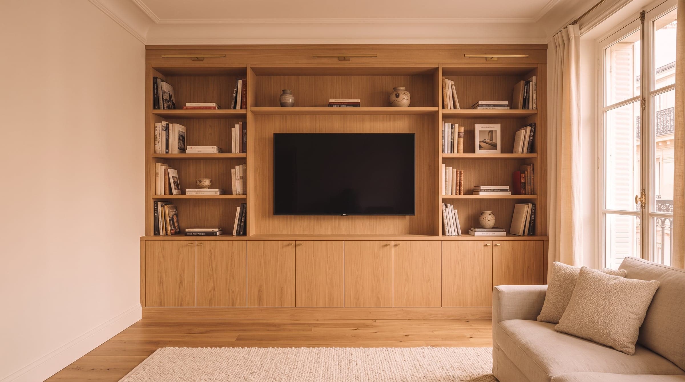 Meuble TV bibliothèque sur mesure : l'écran intégré