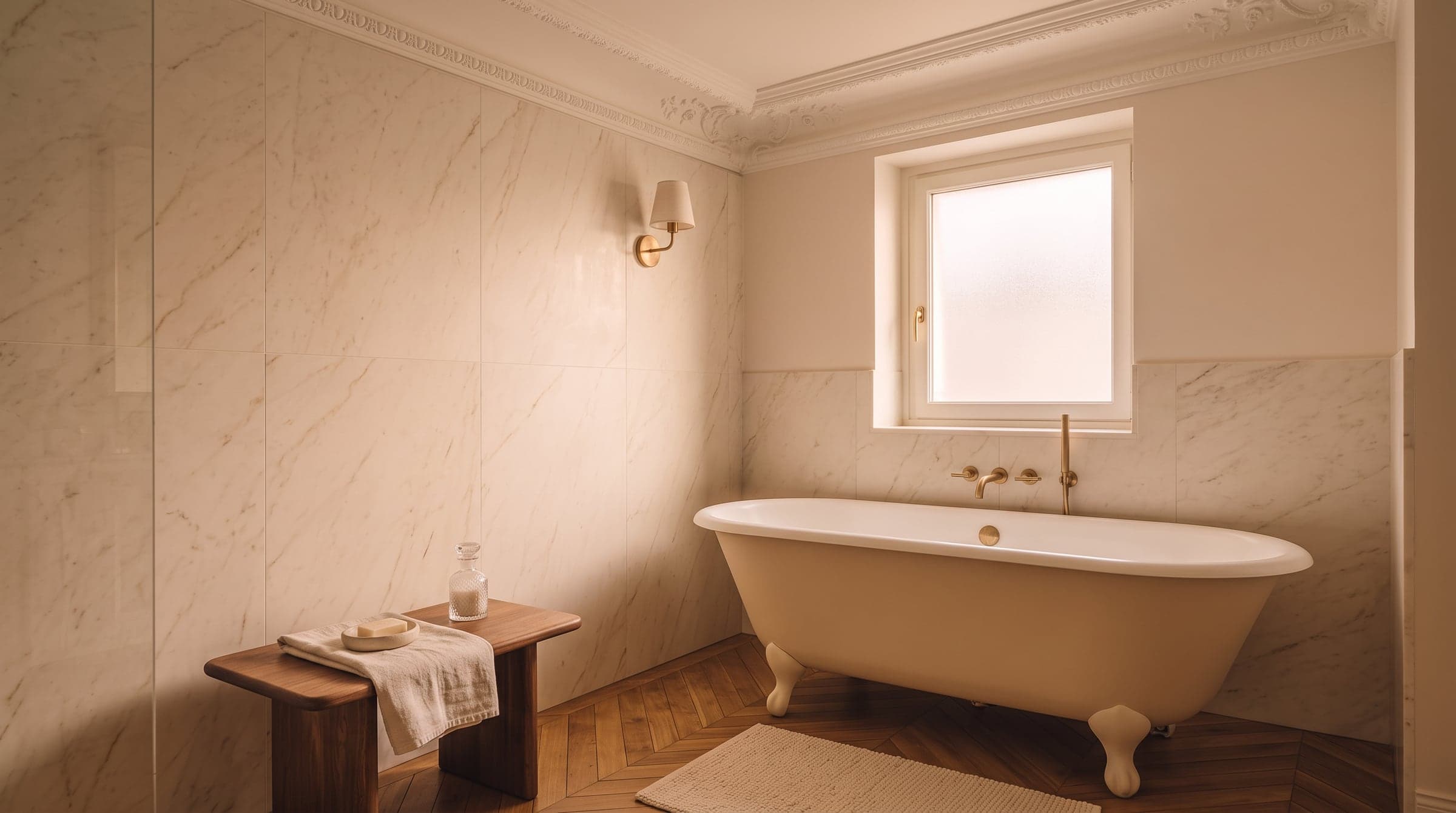 Salle de bain haussmannienne avec baignoire, moulure de plafond conservée et fenêtre en second jour dépolie